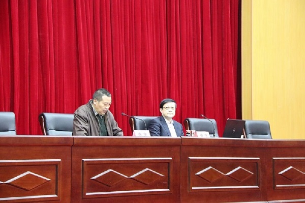 经济贸易学院李光院长向与会师生介绍连平教授